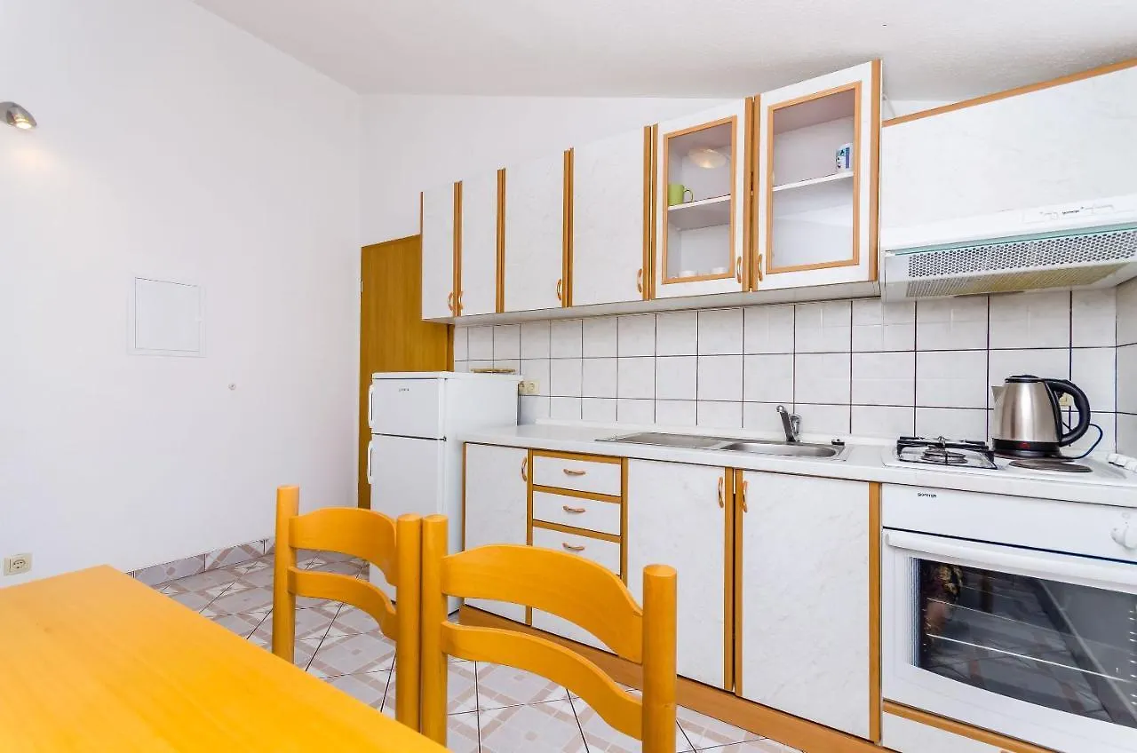 Apartments Tily Trogir 0*,