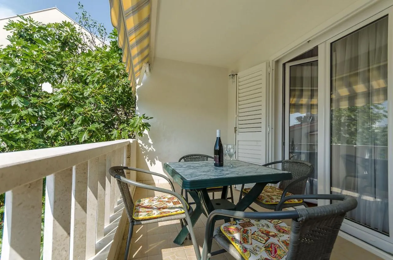 Apartments Tily Trogir 0*,
